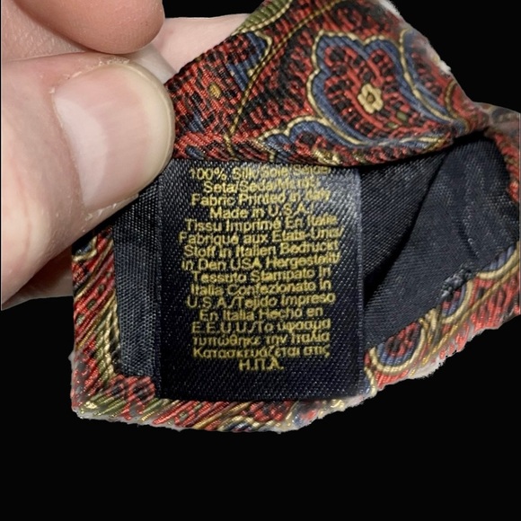 *** SOLD *** Brooks Brothers 100% Silk Burgundy/Red Paisley Necktie - Picture 5 of 5